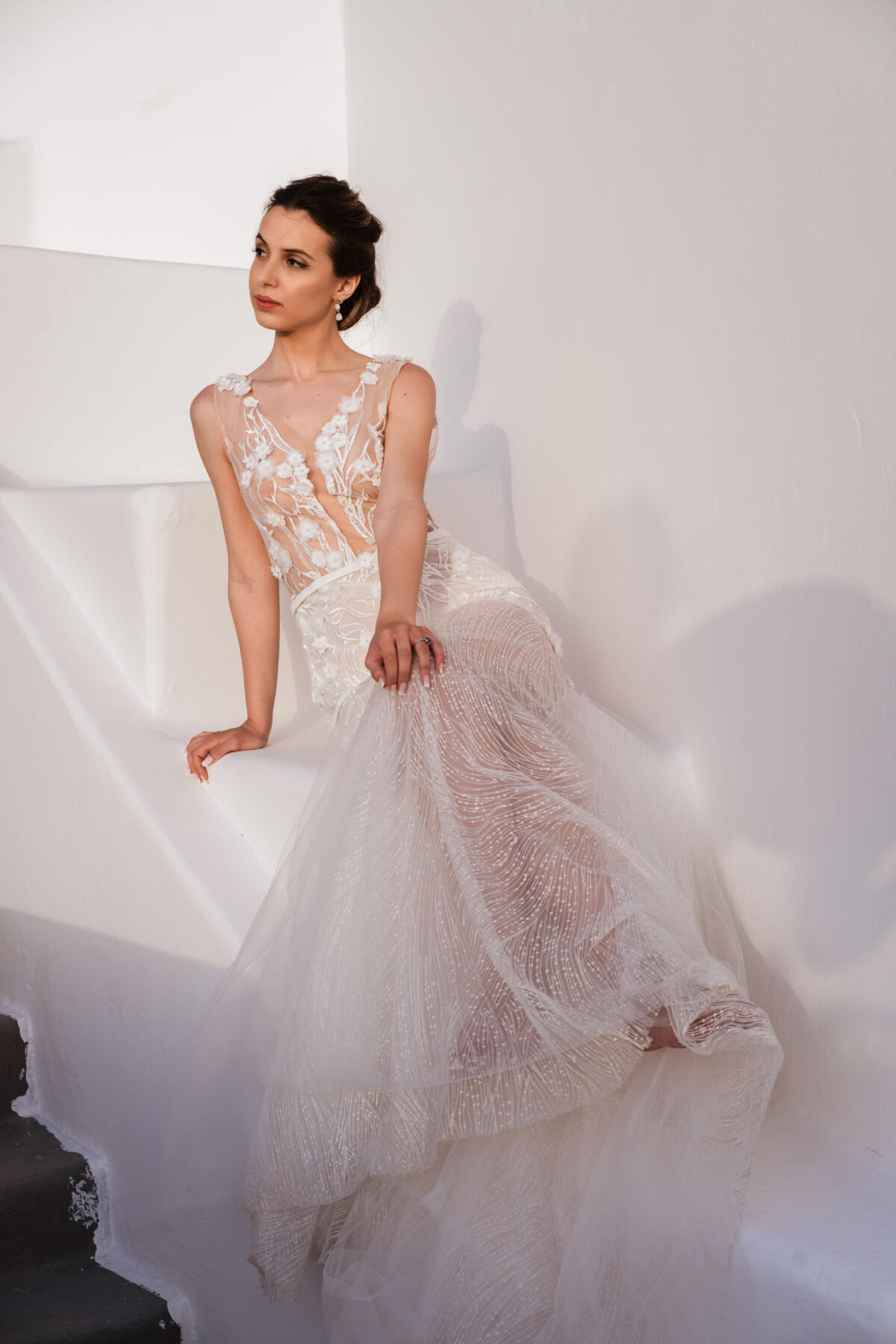 nana Brautkleid im Meerjungfrau-Schnitt mit transparentem Oberteil, Bougainvillea-Spitzenapplikationen und feingemustertem Tüllrock.