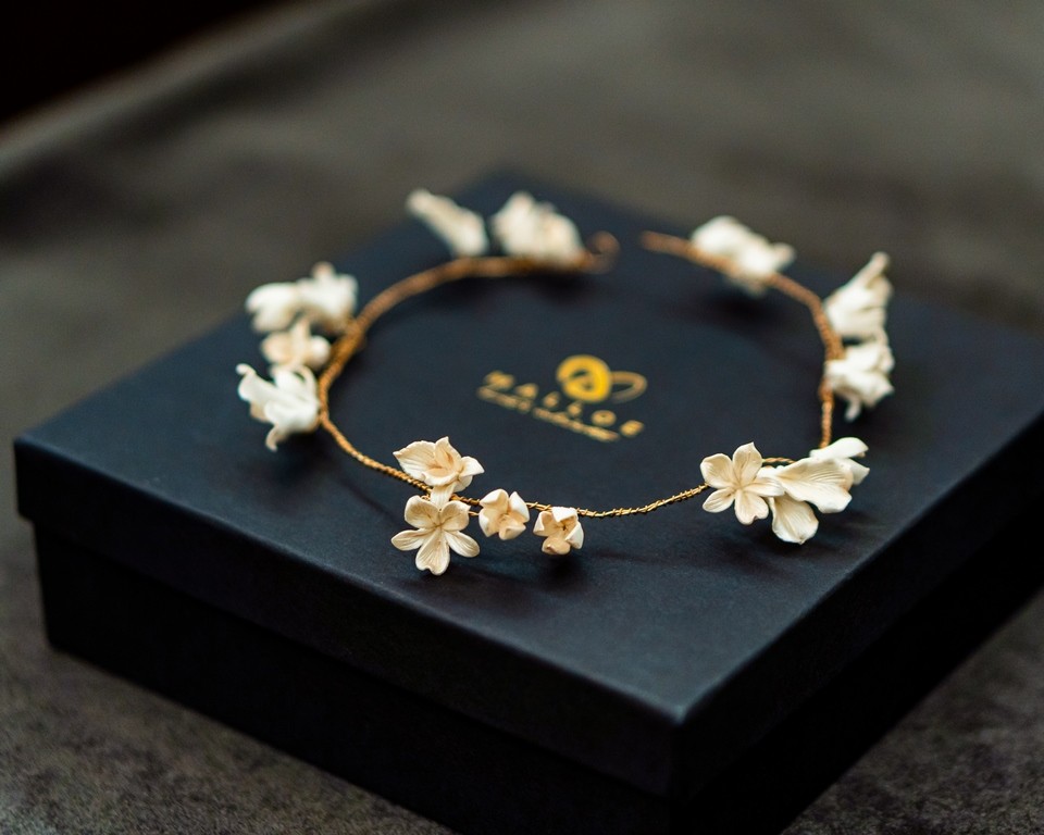 PORCELAIN BLOSSOM HAARSCHMUCK – MALLOE Brautmode Berlin