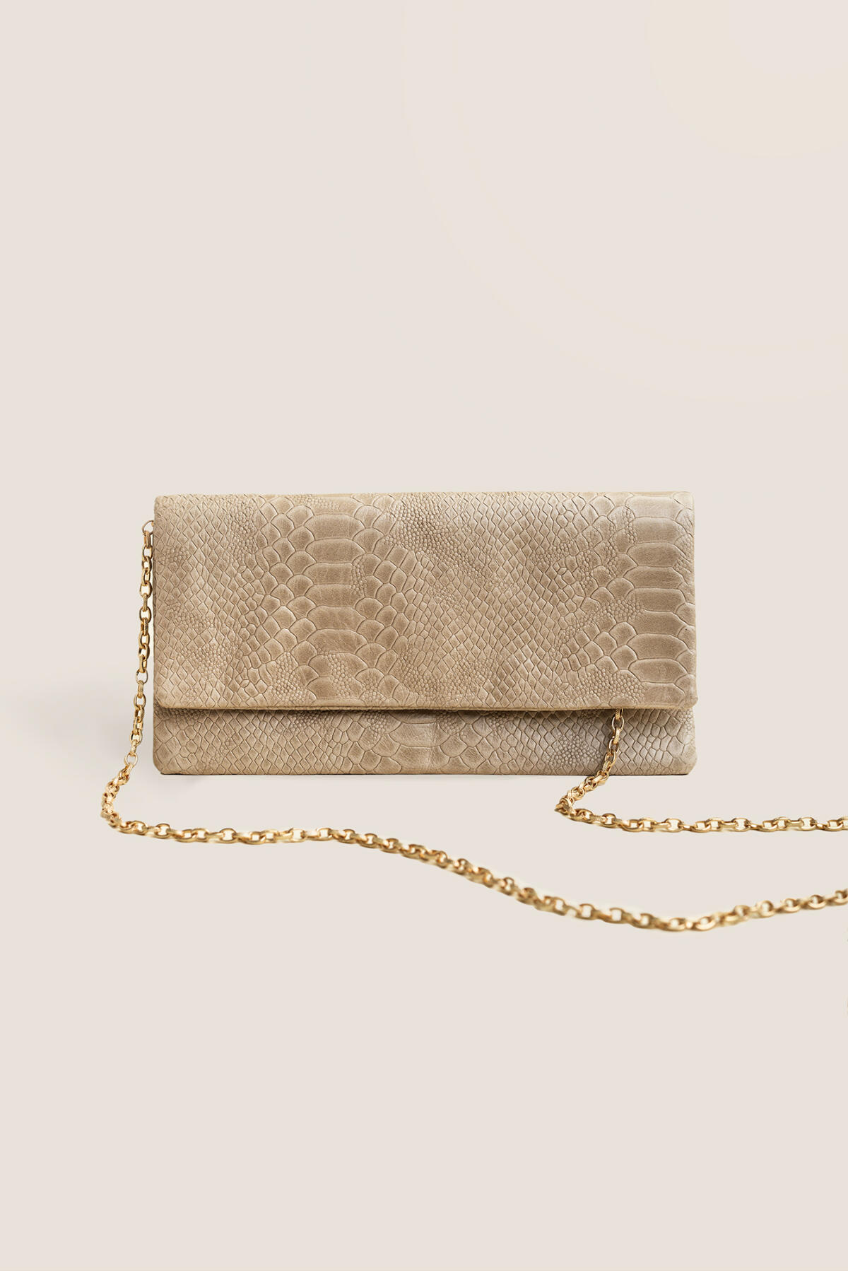 Vorderseite der beigen etuibags Leder-Clutch mit eleganter Schlangenstruktur und goldfarbener Schulterkette.