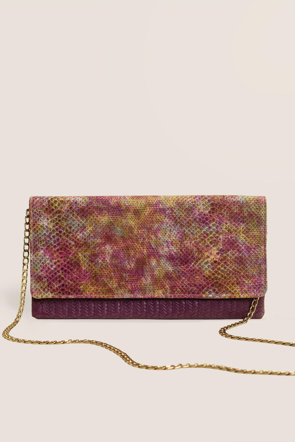 Die Vorderseite der Poubags Clutch für Damen in der Farbe Magneta mit Schlangenmuster auf der Klappe und einer eleganten goldenen Schulterkette.