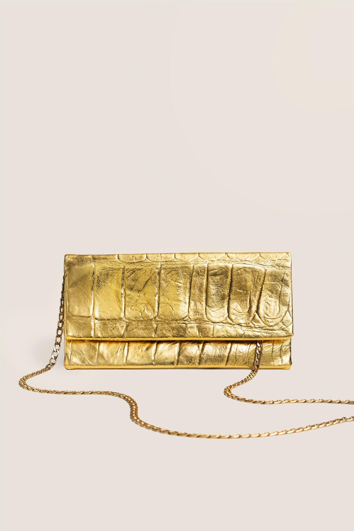 Vorderseite der goldenen etuibags Leder-Clutch in edler Krokodiloptik mit feiner Schulterkette.