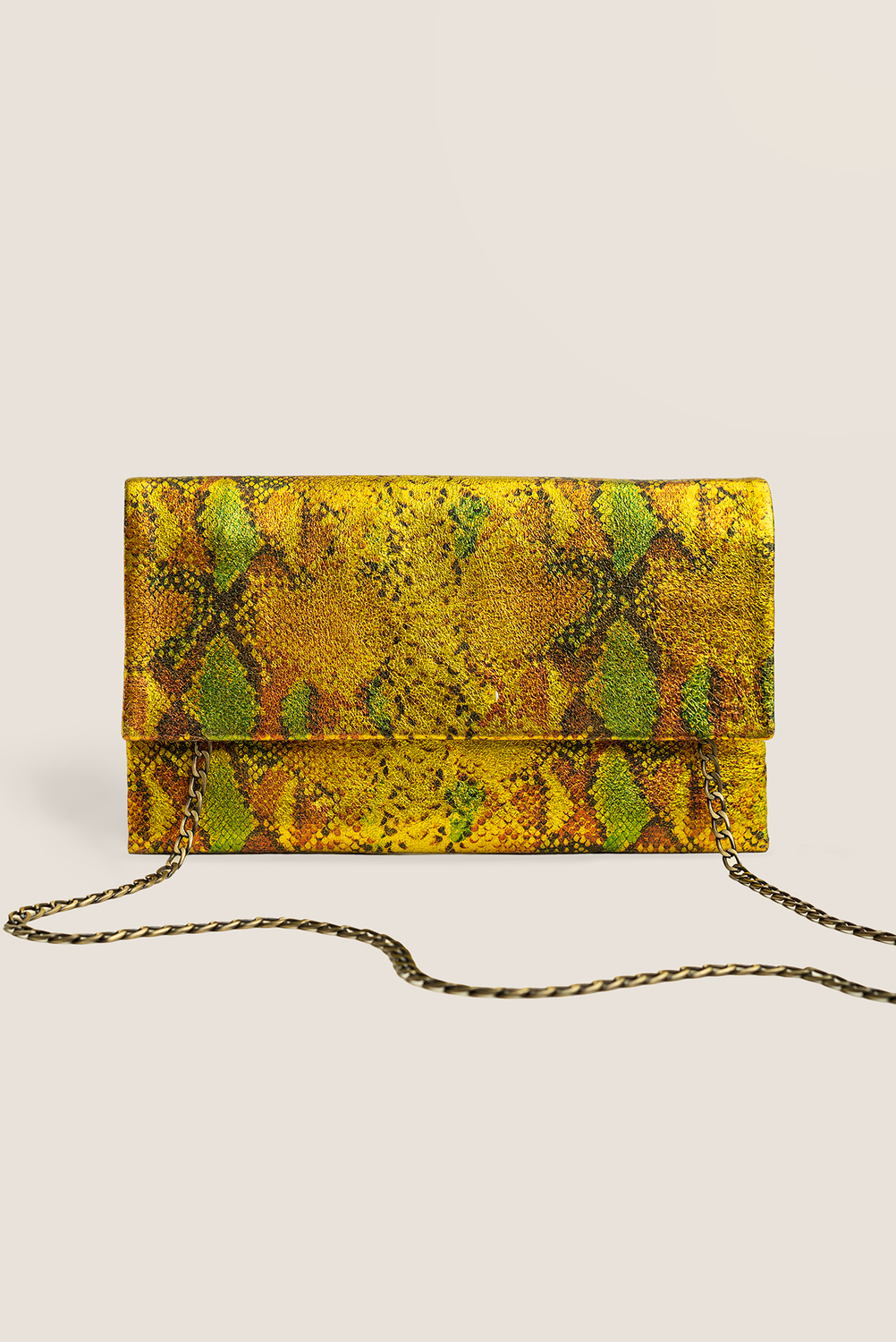 Schimmernde Damen-Clutch von etuibags aus goldenem Echtleder mit buntem Schlangenmuster und filigraner Kette.