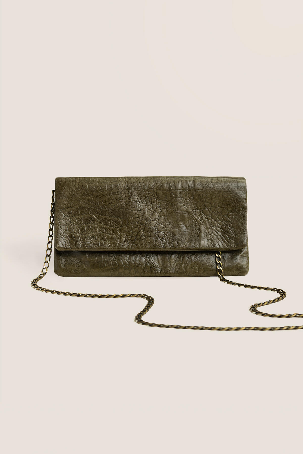 Vorderseite der grünen etuibags Leder-Clutch mit markanter Krokodiloptik und dunkler Schulterkette.
