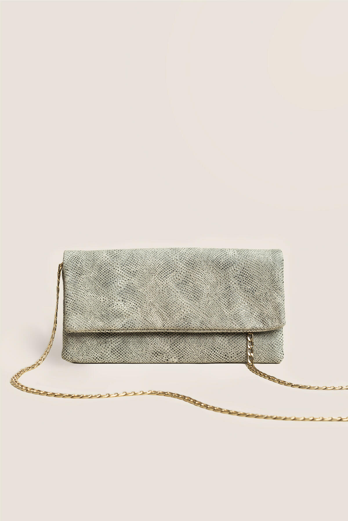 Vorderseite der grün-beigen etuibags Leder-Clutch mit feiner Schlangenstruktur und goldener Schulterkette.