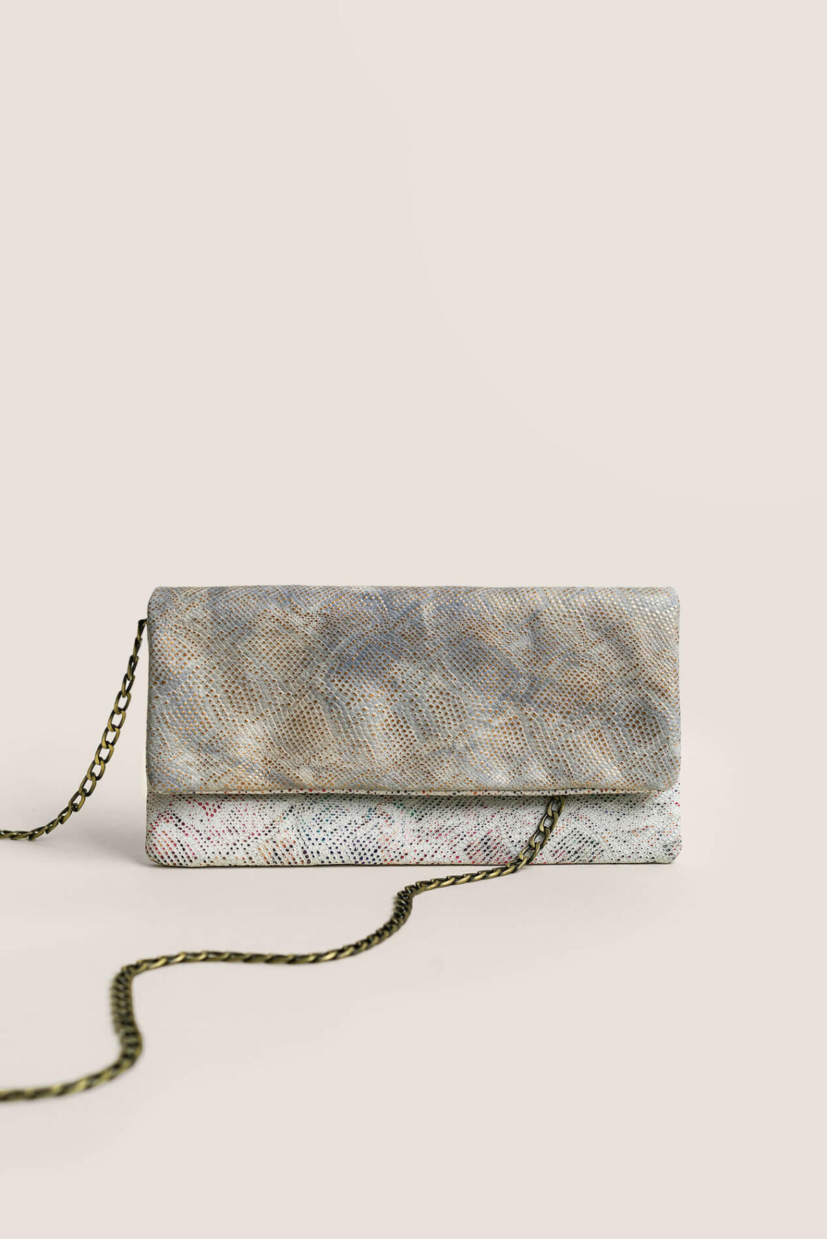 Elegante Damen-Clutch von etuibags aus Echtleder in Grau-Blau mit schimmerndem Schlangenhautmuster und filigraner Messing-Gliederkette.