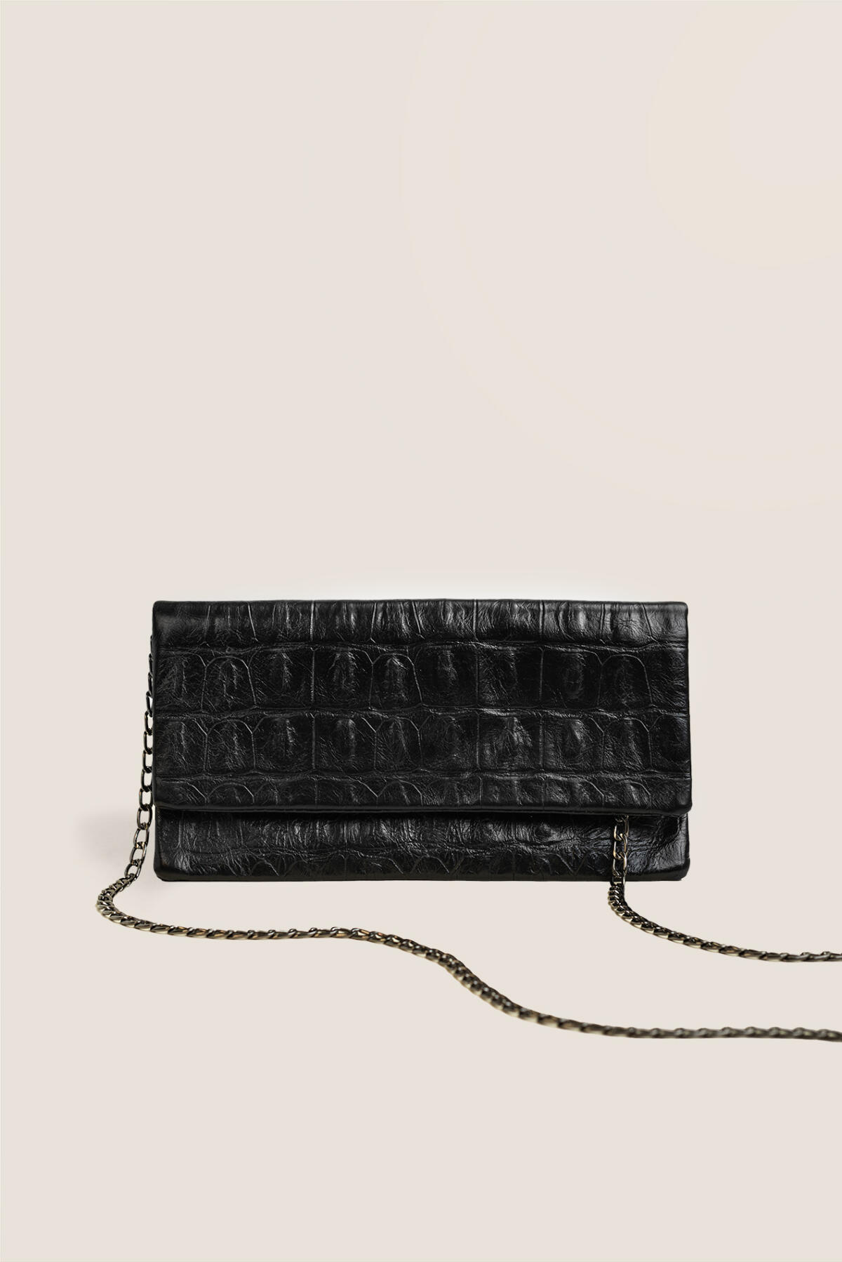 Vorderseite der schwarzen etuibags Leder-Clutch mit markanter Krokodilprägung und dunkler Schulterkette.
