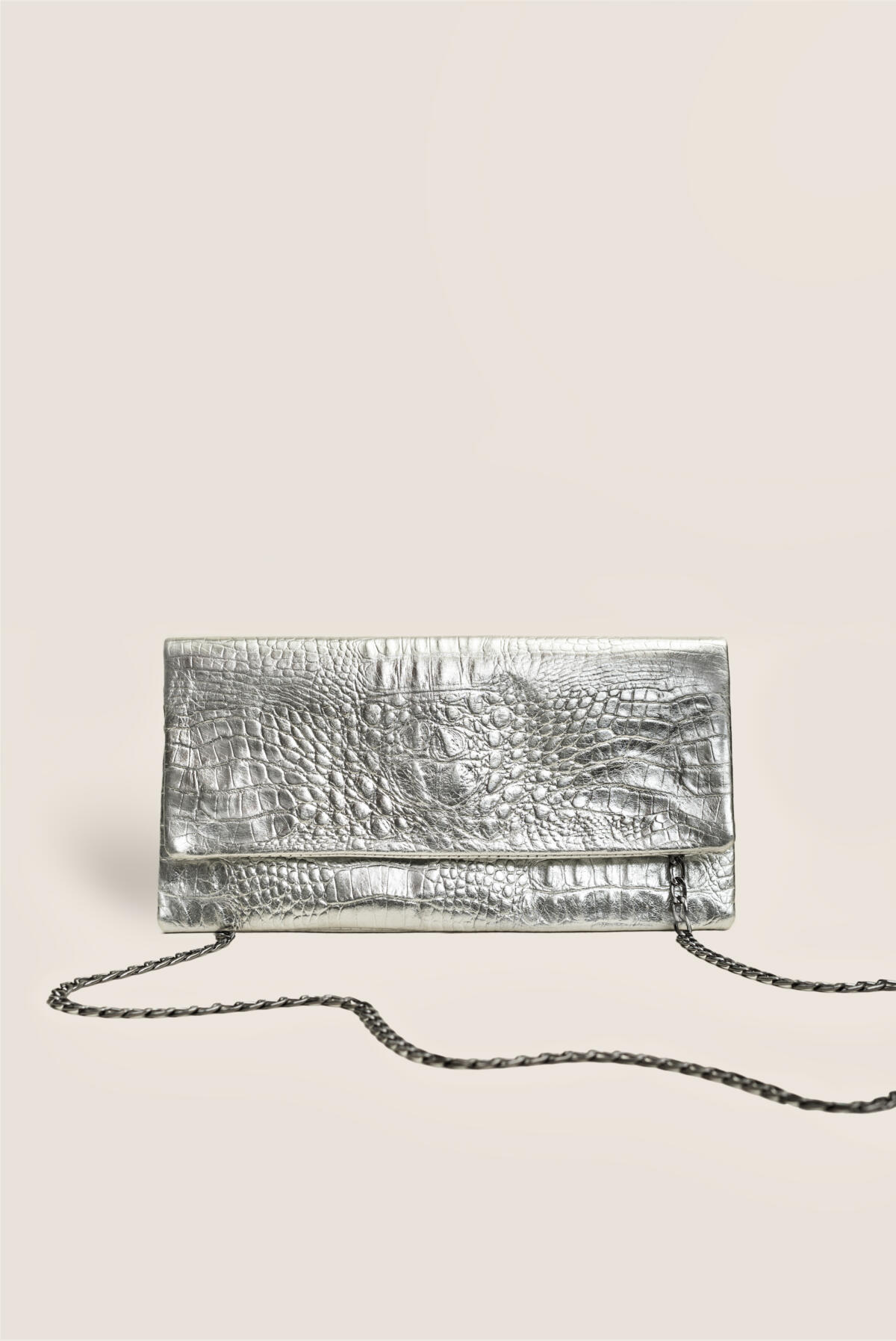 Vorderseite der silbernen etuibags Leder-Clutch mit metallischem Glanz und feiner Schulterkette.