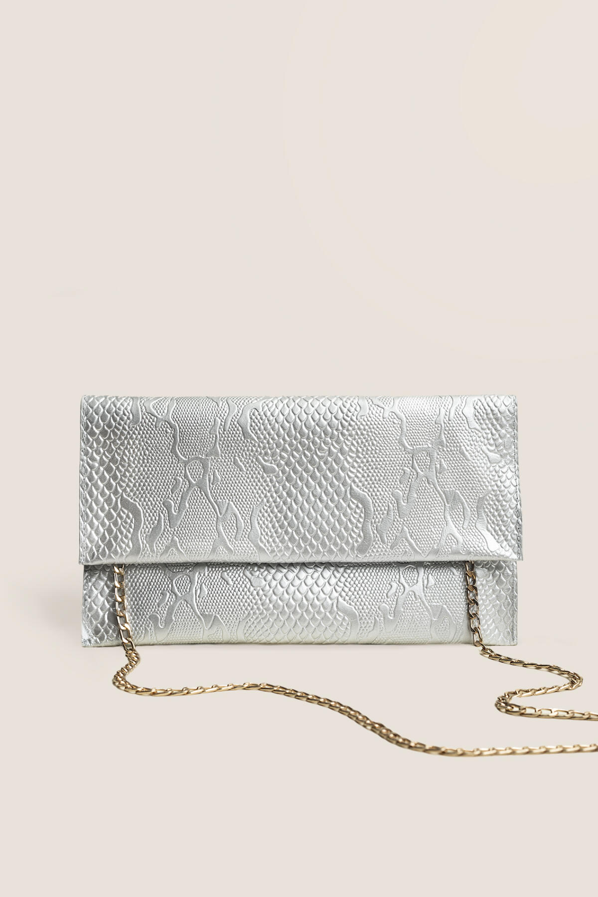 Vorderseite der silbernen Leder-Clutch mit metallischem Schlangenmuster und feiner Schulterkette in Antik-Gold-Optik.