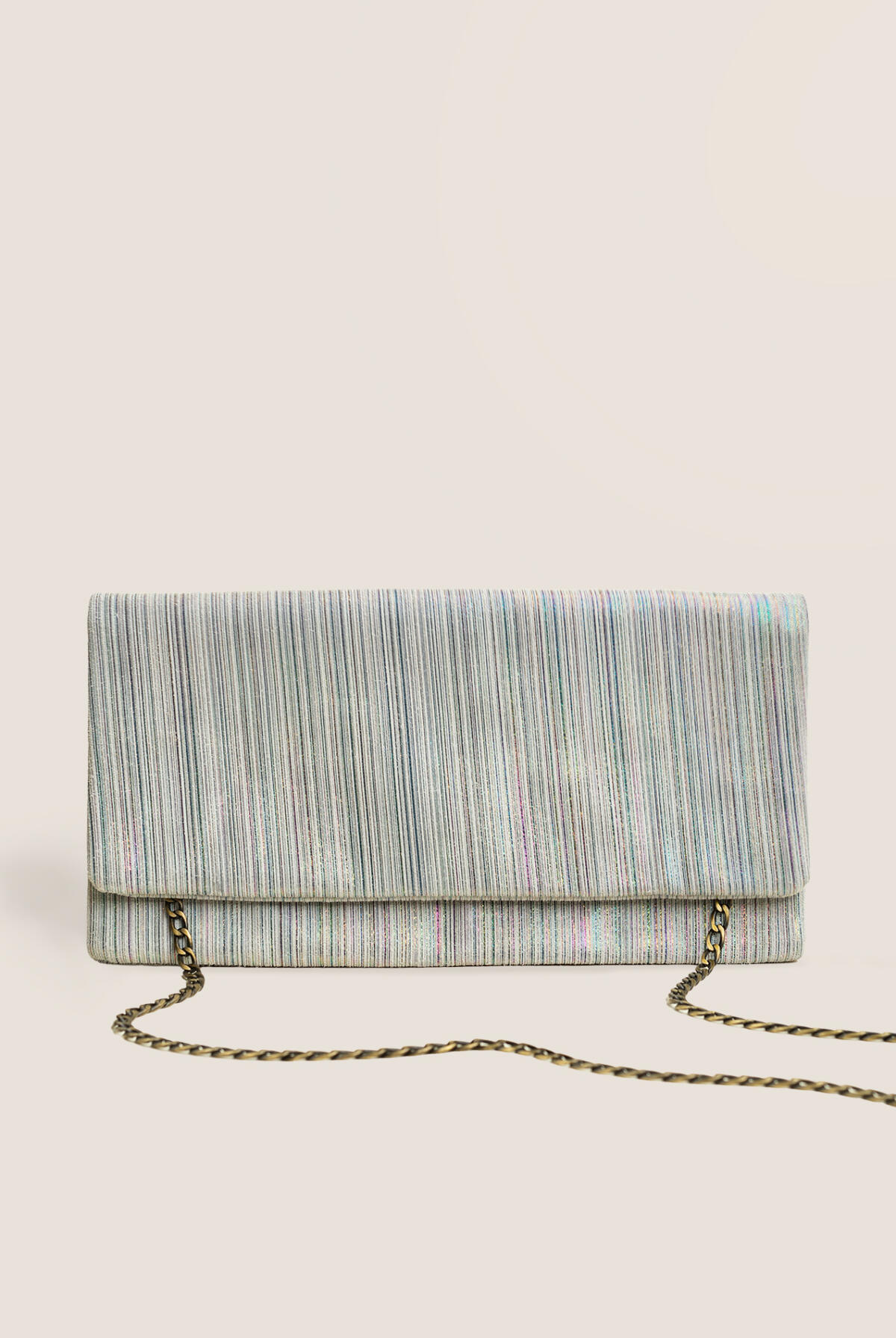Elegante silbergraue Damen-Clutch von etuibags aus Leder mit feiner Streifenstruktur und altgoldener Schulterkette.
