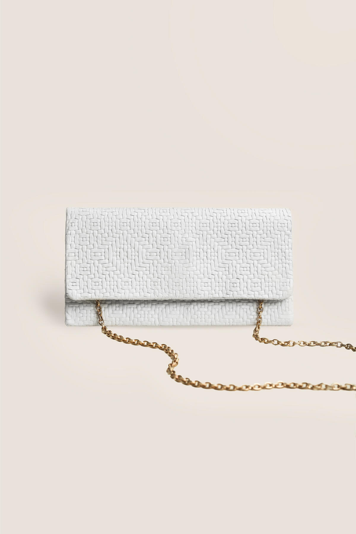 Vorderseite der weißen etuibags Leder-Clutch mit feinem Flechtmuster und goldener Schulterkette.