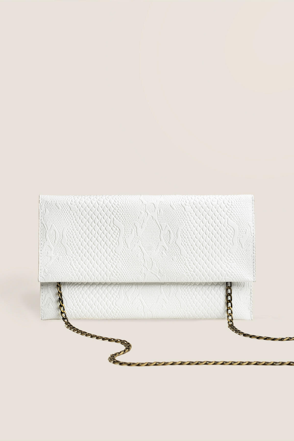 Vorderseite der weißen etuibags Leder-Clutch mit feiner Schlangenprägung und dunkler Schulterkette.
