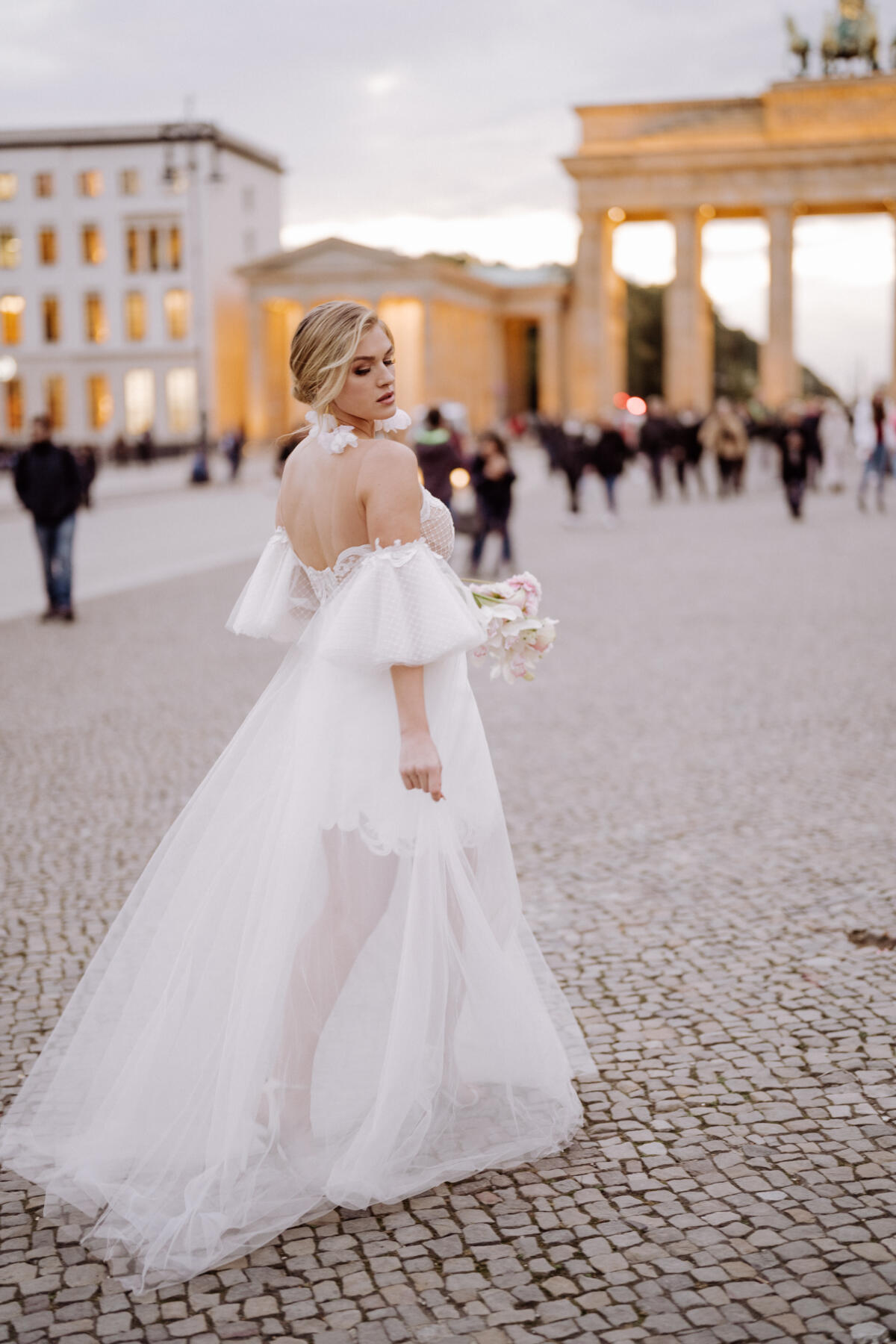 Rückansicht des Brautkleides Jackie mit transparentem Tüllrock, kurzem Unterrock, voluminösen Fächerärmeln und tiefem Rückenausschnitt.