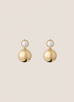 BOULE D'OR Ohrringe mit schimmernder Zuchtperle und goldglänzender Kugel – handgefertigter Ohrschmuck mit edlem, femininen Design.