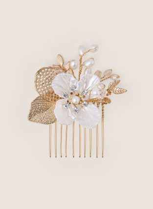 Haarkamm Fleur Gold mit floralen Perlmuttblüten, goldfarbenen Blättern, zarten Perlen und funkelnden Kristallen – eleganter Brauthaarschmuck, handgefertigt in Berlin