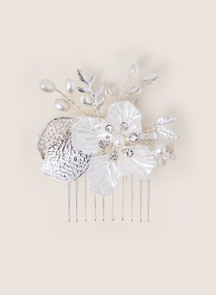 Haarkamm FLEUR SILVER mit Perlmuttblüten, funkelnden Kristallen, Perlen und filigranen Blättern – eleganter, floraler Haarschmuck für Bräute