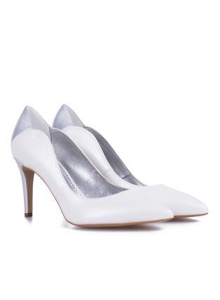 Malloe VICTORIA Pumps: Elegante, spitze Pumps aus weichem Ziegenleder in einer Weiß-Silber-Kombination. Die Schuhe haben einen 8,5 cm hohen Stiletto-Absatz, silberne Fersen und ein wellenförmiges Design an den Seiten.