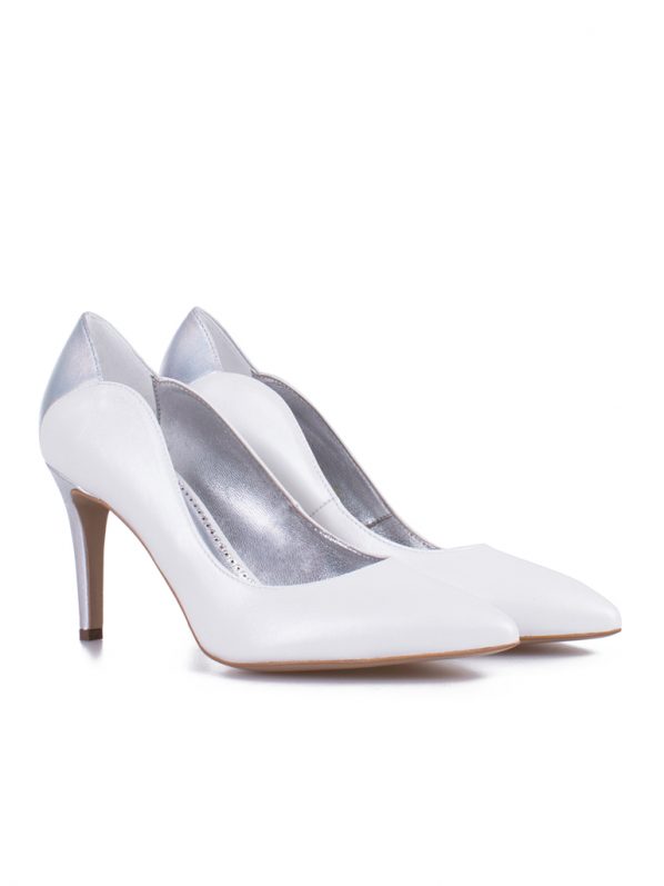 Malloe VICTORIA Pumps: Elegante, spitze Pumps aus weichem Ziegenleder in einer Weiß-Silber-Kombination. Die Schuhe haben einen 8,5 cm hohen Stiletto-Absatz, silberne Fersen und ein wellenförmiges Design an den Seiten.